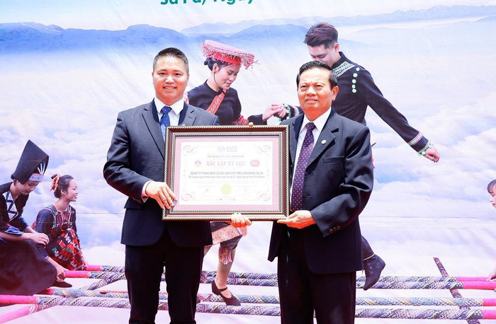 Trao bằng xác lập kỉ lục màn nhảy sạp tại Fansipan Trao bằng xác lập kỉ lục màn nhảy sạp tại Fansipan