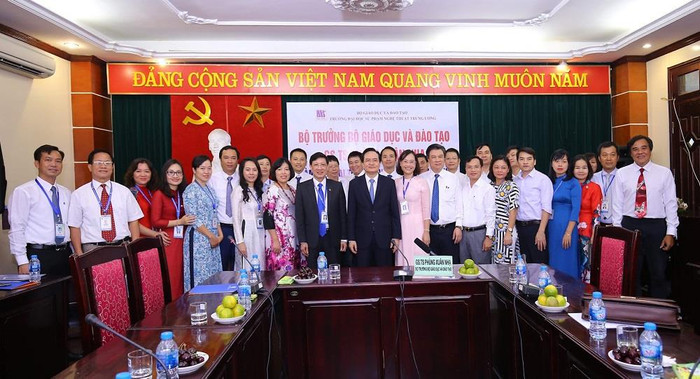 Bộ trưởng Bộ Giáo dục và Đào tạo Phùng Xuân Nhạ cùng đoàn công tác chụp ảnh lưu niệm với Lãnh đạo, cán bộ, giảng viên Trường đại học sư phạm Nghệ thuật Trung ương. Bộ trưởng Bộ Giáo dục và Đào tạo Phùng Xuân Nhạ cùng đoàn công tác chụp ảnh lưu niệm với Lãnh đạo, cán bộ, giảng viên Trường đại học sư phạm Nghệ thuật Trung ương.