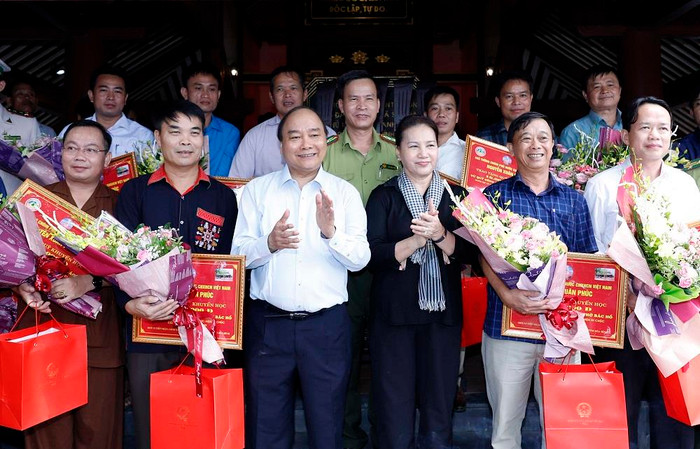 Thủ tướng Nguyễn Xuân Phúc và Chủ tịch Quốc hội Nguyễn Thị Kim Ngân trao học bổng khuyến học cho các học sinh. - Ảnh: VGP Thủ tướng Nguyễn Xuân Phúc và Chủ tịch Quốc hội Nguyễn Thị Kim Ngân trao học bổng khuyến học cho các học sinh. - Ảnh: VGP