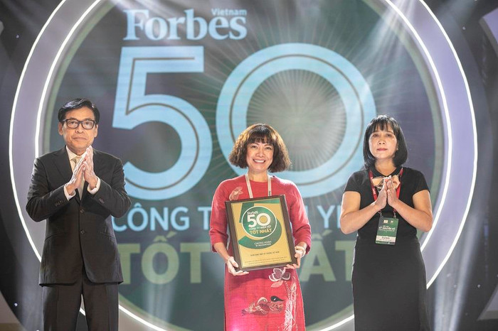 Bà Nguyễn Thị Vân Anh – Giám đốc Khối Tiếp thị Techcombank nhận danh hiệu. Bà Nguyễn Thị Vân Anh – Giám đốc Khối Tiếp thị Techcombank nhận danh hiệu.