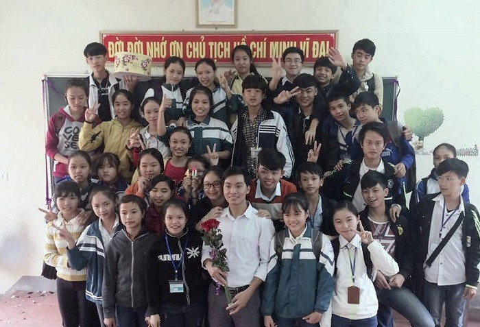 Thầy Nguyễn Tiến Thắng (áo trắng cầm hoa) bên những học sinh Trường trung học phổ thông Thanh Chương 1 (Ảnh: baonghean.vn). Thầy Nguyễn Tiến Thắng (áo trắng cầm hoa) bên những học sinh Trường trung học phổ thông Thanh Chương 1 (Ảnh: baonghean.vn).