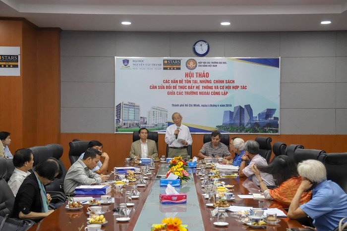 Giáo sư, Tiến sĩ Trần Hồng Quân chủ trì buổi Hội thảo. Giáo sư, Tiến sĩ Trần Hồng Quân chủ trì buổi Hội thảo.