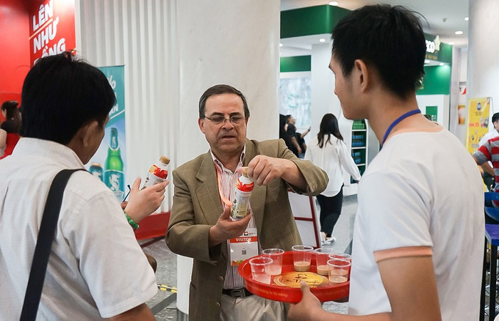 Khách tham quan đặc biệt quan tâm đến các sản phẩm của Tân Hiệp Phát tại triển lãm. Khách tham quan đặc biệt quan tâm đến các sản phẩm của Tân Hiệp Phát tại triển lãm.