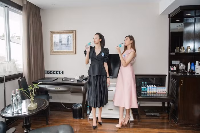 Nước khoáng Vivant được các cô gái Miss World Việt Nam thưởng thức hàng ngày tại nhà chung.