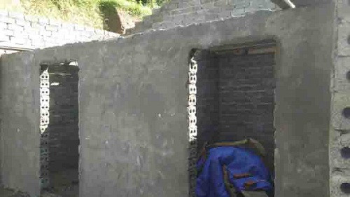 Căn nhà do chính quyền xã Sì Lở Lầu (Lai Châu) chung tay góp vốn xây cho 3 anh em mới hoàn thiện phần nền và phần xây thô thì hết kinh phí. (Ảnh: baolaichau.vn). Căn nhà do chính quyền xã Sì Lở Lầu (Lai Châu) chung tay góp vốn xây cho 3 anh em mới hoàn thiện phần nền và phần xây thô thì hết kinh phí. (Ảnh: baolaichau.vn).