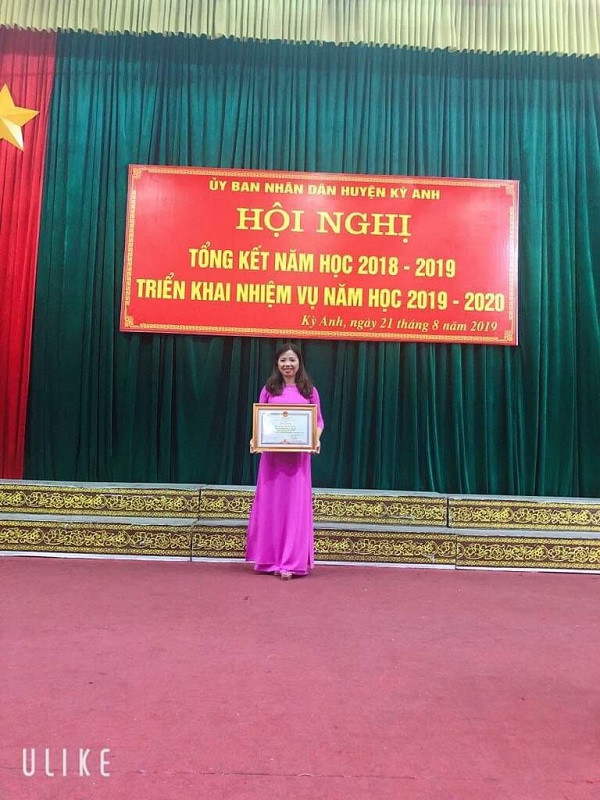 Năm học 2018-2019, cô Nguyễn Thị Thúy Hằng được Chủ tịch Ủy ban nhân dân tỉnh Hà Tĩnh tặng Bằng khen. Năm học 2018-2019, cô Nguyễn Thị Thúy Hằng được Chủ tịch Ủy ban nhân dân tỉnh Hà Tĩnh tặng Bằng khen.