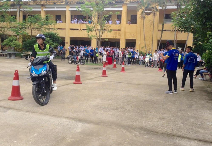 Buổi tập huấn góp phần trang bị kỹ thuật lái xe cơ bản như: Kỹ thuật cua vòng, kỹ thuật phanh, các tư thế khi lái xe ở các loại địa hình và kỹ năng thăng bằng (Ảnh: Công Tiến). Buổi tập huấn góp phần trang bị kỹ thuật lái xe cơ bản như: Kỹ thuật cua vòng, kỹ thuật phanh, các tư thế khi lái xe ở các loại địa hình và kỹ năng thăng bằng (Ảnh: Công Tiến).