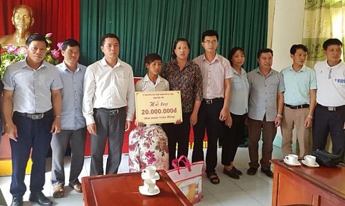 Tháng 8/2019, em Tẩn Lao San (15 tuổi) đại diện 3 anh em nhận giúp đỡ từ các tổ chức xã hội (Ảnh: baolaichau.vn). Tháng 8/2019, em Tẩn Lao San (15 tuổi) đại diện 3 anh em nhận giúp đỡ từ các tổ chức xã hội (Ảnh: baolaichau.vn).