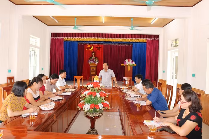 Đồng chí Trần Trung Dũng - Tỉnh ủy viên, Giám đốc Sở Giáo dục và Đào tạo Hà Tĩnh chủ trì buổi làm việc “Trường học chưa đảm bảo an toàn chưa khai giảng”.