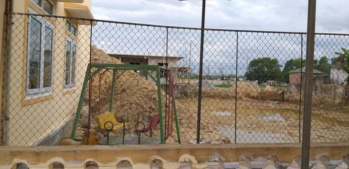 Đến 17h ngày 17/8/2019, 1 số hạng mục đồng chí Giám đốc Sở Giáo dục và Đào tạo yêu cầu làm ngay đã hoàn thành (Ảnh: lưới mắt cáo chắn hồ).