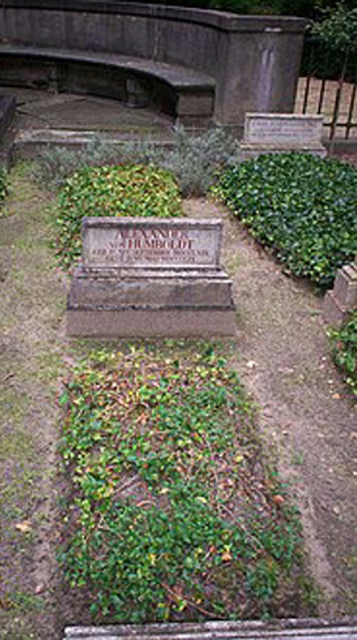 Mộ Alexander von Humboldt tại công viên lâu đài Tegel Berlin, là một điểm du lịch thu hút du khách trong và ngoài nước. Mộ Alexander von Humboldt tại công viên lâu đài Tegel Berlin, là một điểm du lịch thu hút du khách trong và ngoài nước.