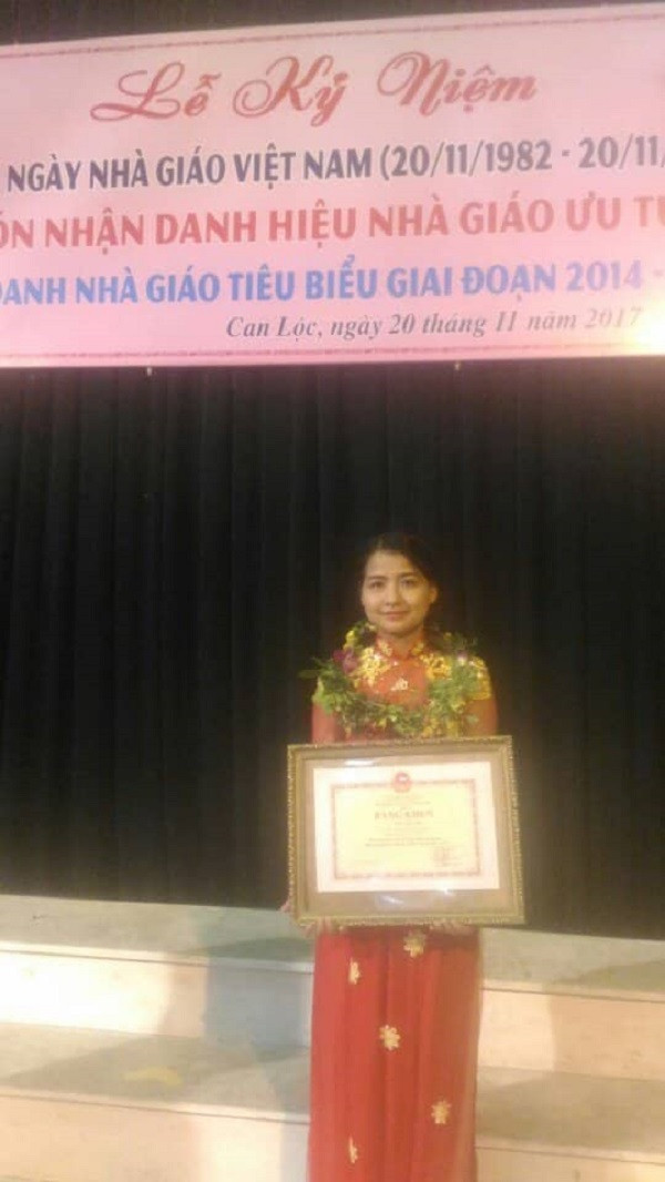 Cô Tôn Thị Tâm nhận Bằng khen của Bộ trưởng Bộ Giáo dục và Đào tạo. Cô Tôn Thị Tâm nhận Bằng khen của Bộ trưởng Bộ Giáo dục và Đào tạo.