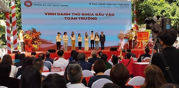 Đinh Thị Thảo Vi (thứ 4, từ trái sang) nhận giấy khen của Trường Đại học Ngoại thương trong lễ khai giảng. (Ảnh: Nhân vật cung cấp). Đinh Thị Thảo Vi (thứ 4, từ trái sang) nhận giấy khen của Trường Đại học Ngoại thương trong lễ khai giảng. (Ảnh: Nhân vật cung cấp).