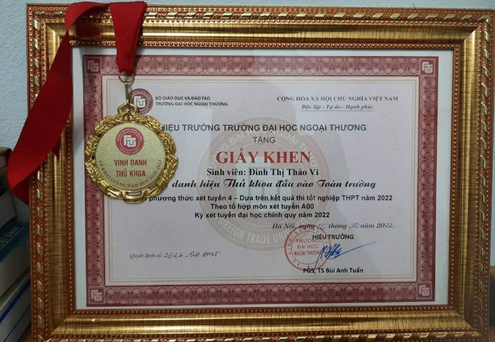 Giấy khen của Hiệu trưởng Trường Đại học Ngoại thương dành cho Thảo Vi trong lễ khai giảng năm học mới 2022-2023. Ảnh: Nhân vật cung cấp. Giấy khen của Hiệu trưởng Trường Đại học Ngoại thương dành cho Thảo Vi trong lễ khai giảng năm học mới 2022-2023. Ảnh: Nhân vật cung cấp.