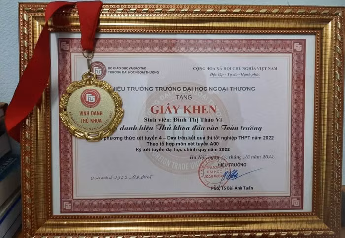 Giấy khen của Hiệu trưởng Trường Đại học Ngoại thương dành cho Thảo Vi trong lễ khai giảng năm học mới 2022-2023. Ảnh: Nhân vật cung cấp.