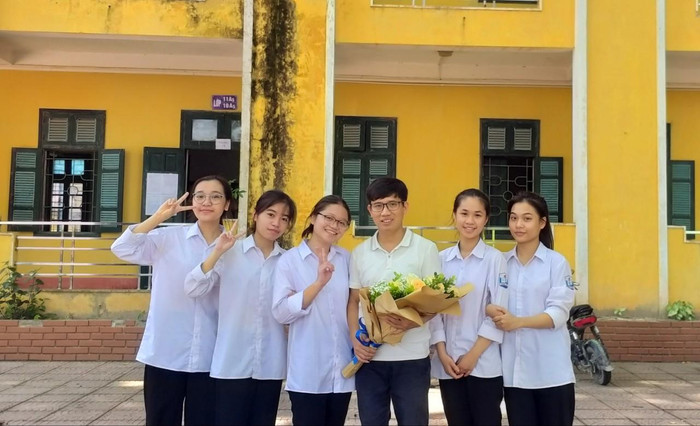 Thầy Lương Ngọc Huy và Đinh Thị Thảo Vi (thứ 2, từ trái sang) chụp ảnh cùng các bạn trong lớp cấp 3. (Ảnh: Nhân vật cung cấp). Thầy Lương Ngọc Huy và Đinh Thị Thảo Vi (thứ 2, từ trái sang) chụp ảnh cùng các bạn trong lớp cấp 3. (Ảnh: Nhân vật cung cấp).