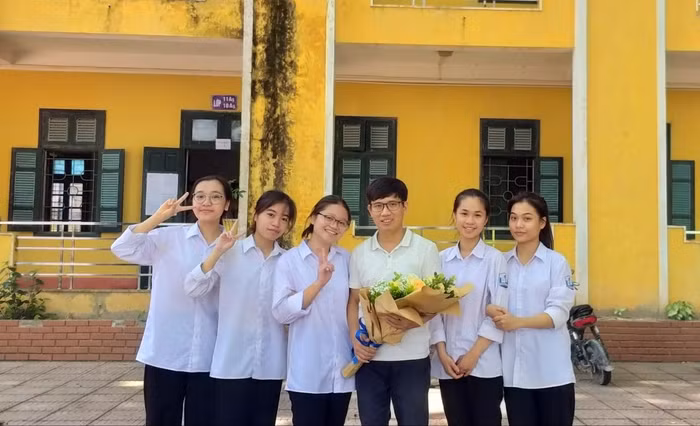 Thầy Lương Ngọc Huy và Đinh Thị Thảo Vi (thứ 2, từ trái sang) chụp ảnh cùng các bạn trong lớp cấp 3. (Ảnh: Nhân vật cung cấp).