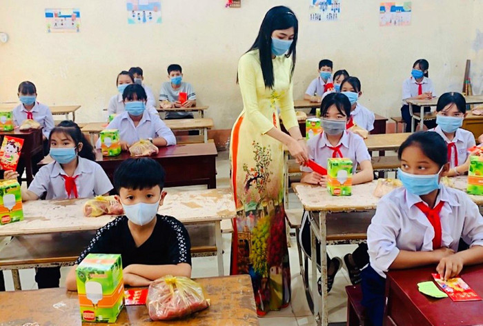 Cô giáo Kim Hương trao quà Tết cho 50 em có hoàn cảnh khó khăn dịp Tết Nguyên đán 2021. Ảnh: Nhân vật cung cấp Cô giáo Kim Hương trao quà Tết cho 50 em có hoàn cảnh khó khăn dịp Tết Nguyên đán 2021. Ảnh: Nhân vật cung cấp
