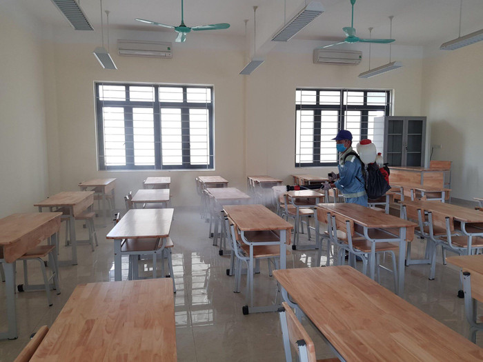 Các phòng học của Trường Trung học phổ thông Khương Đình được phun khử khuẩn để chuẩn bị đón học sinh. Ảnh: Nhân vật cung cấp. Các phòng học của Trường Trung học phổ thông Khương Đình được phun khử khuẩn để chuẩn bị đón học sinh. Ảnh: Nhân vật cung cấp.