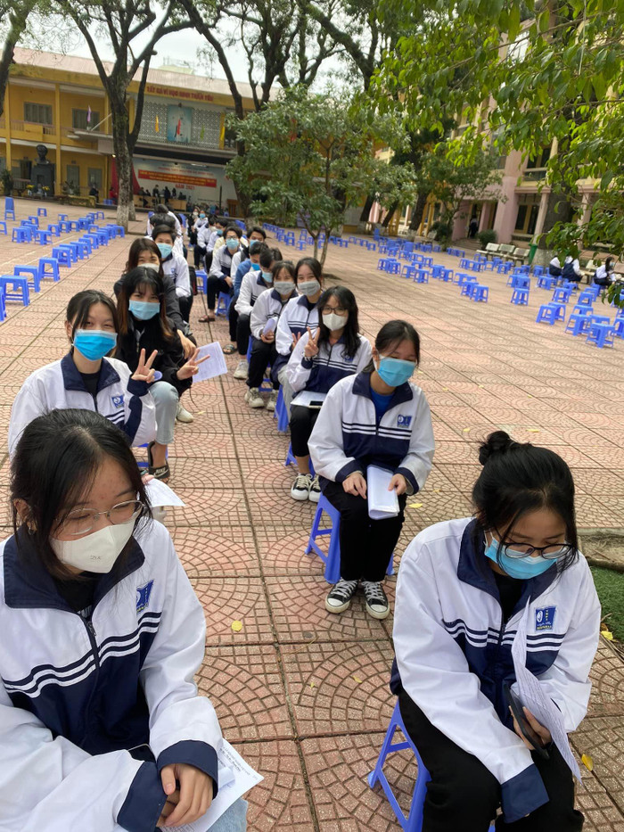 Những học sinh đầu tiên của Trường Trung học phổ thông Minh Khai được tiêm vaccine phòng Covid-19 vào ngày 24/11/2021. Ảnh: Fanpage Trường Trung học phổ thông Nguyễn Thị Minh Khai- Hà Nội. Những học sinh đầu tiên của Trường Trung học phổ thông Minh Khai được tiêm vaccine phòng Covid-19 vào ngày 24/11/2021. Ảnh: Fanpage Trường Trung học phổ thông Nguyễn Thị Minh Khai- Hà Nội.