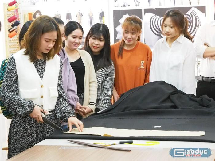 Sinh viên Trường Đại học Hòa Bình trong một tiết học thực hành. Ảnh: Nhân vật cung cấp Sinh viên Trường Đại học Hòa Bình trong một tiết học thực hành. Ảnh: Nhân vật cung cấp