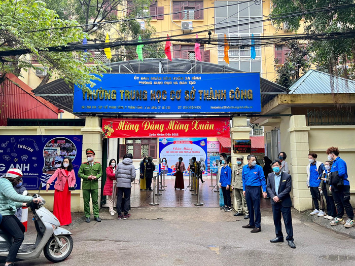 Các thầy cô, cán bộ, công nhân viên chức Trường Trung học cơ sở Thành Công đón học sinh trở lại trường. Các thầy cô, cán bộ, công nhân viên chức Trường Trung học cơ sở Thành Công đón học sinh trở lại trường.