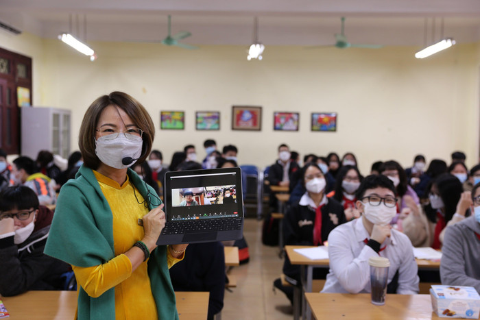 Với những học sinh chưa đủ điều kiện học trực tiếp, trường sẽ kết hợp dạy trực tiếp với trực tuyến. Với những học sinh chưa đủ điều kiện học trực tiếp, trường sẽ kết hợp dạy trực tiếp với trực tuyến.