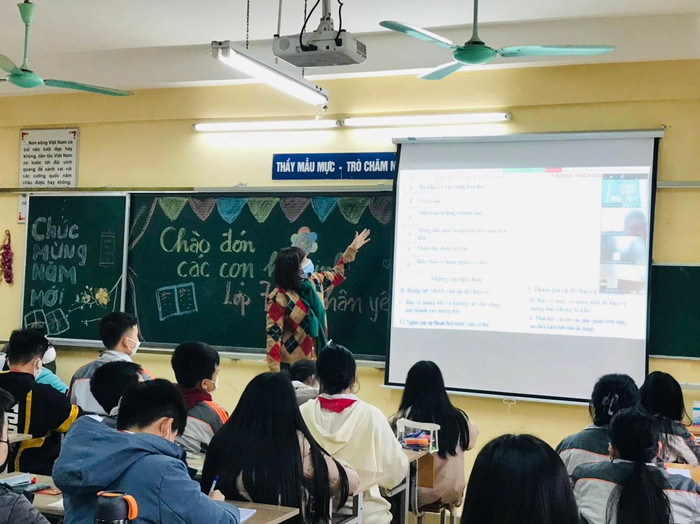 Các thầy cô vẽ phấn màu lên bảng để đón học sinh trở lại trường. Các thầy cô vẽ phấn màu lên bảng để đón học sinh trở lại trường.