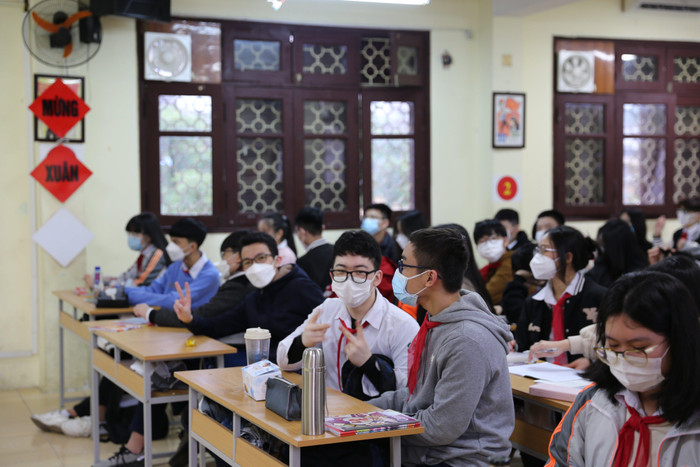 Học sinh Trường Trung học cơ sở Thành Công vui mừng khi được trở lại trường sau thời gian dài học trực tuyến. Học sinh Trường Trung học cơ sở Thành Công vui mừng khi được trở lại trường sau thời gian dài học trực tuyến.