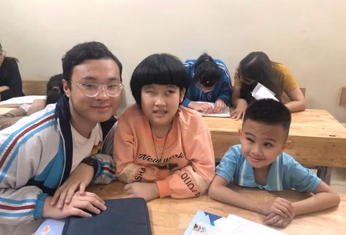 Đức Anh đồng sáng lập tổ chức Seeds of Light Vietnam, tổ chức cung cấp các lớp tiếng Anh giao tiếp cho trẻ khiếm thị tại tỉnh Thái Nguyên. Ảnh: Nhân vật cung cấp