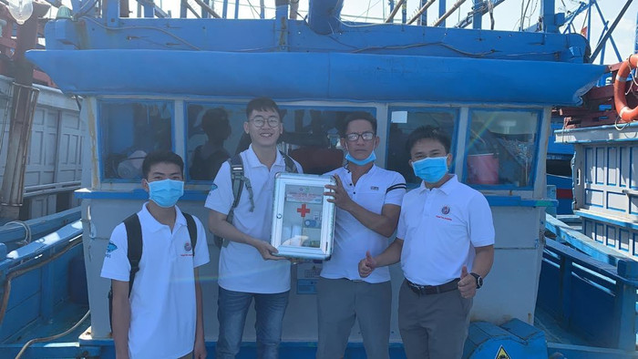 Nguyễn Hữu Huy Hoàng (thứ 2 từ trái sang) trong lần tham gia Hoạt động “Tủ thuốc vươn khơi” - nằm trong dự án nâng cao nhận thức của ngư dân về đảm bảo an toàn lao động trên biển. Ảnh: Nhân vật cung cấp Nguyễn Hữu Huy Hoàng (thứ 2 từ trái sang) trong lần tham gia Hoạt động “Tủ thuốc vươn khơi” - nằm trong dự án nâng cao nhận thức của ngư dân về đảm bảo an toàn lao động trên biển. Ảnh: Nhân vật cung cấp