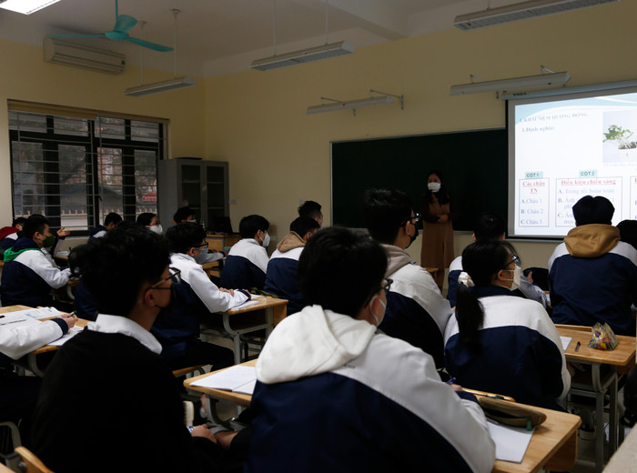 Giáo viên và học sinh Trường Trung học phổ thông Khương Đình bắt đầu tiết học trực tiếp đầu tiên trong năm Nhâm Dần. Ảnh: Nhật Tân Giáo viên và học sinh Trường Trung học phổ thông Khương Đình bắt đầu tiết học trực tiếp đầu tiên trong năm Nhâm Dần. Ảnh: Nhật Tân