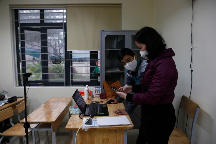 Cán bộ, công nhân viên chức trong trường phối hợp kiểm tra kết nối thiết bị trước khi vào tiết học. Trong lớp có camera để phục vụ cho những em chưa đủ điều kiện đến trường có thể học trực tuyến. Theo thống kê mới nhất của trường vào đêm hôm qua hiện có 48 học sinh là F0, F1, thuộc vùng 3, 4 chưa đủ điều kiện đến trường. Ảnh: Nhật Tân Cán bộ, công nhân viên chức trong trường phối hợp kiểm tra kết nối thiết bị trước khi vào tiết học. Trong lớp có camera để phục vụ cho những em chưa đủ điều kiện đến trường có thể học trực tuyến. Theo thống kê mới nhất của trường vào đêm hôm qua hiện có 48 học sinh là F0, F1, thuộc vùng 3, 4 chưa đủ điều kiện đến trường. Ảnh: Nhật Tân