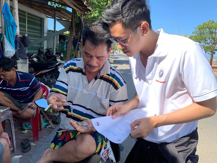 Huy Hoàng trong lần khảo sát về mức độ sử dụng Lưỡi câu vòng trong ngành khai thác cá ngừ đại dương. Ảnh: Nhân vật cung cấp Huy Hoàng trong lần khảo sát về mức độ sử dụng Lưỡi câu vòng trong ngành khai thác cá ngừ đại dương. Ảnh: Nhân vật cung cấp