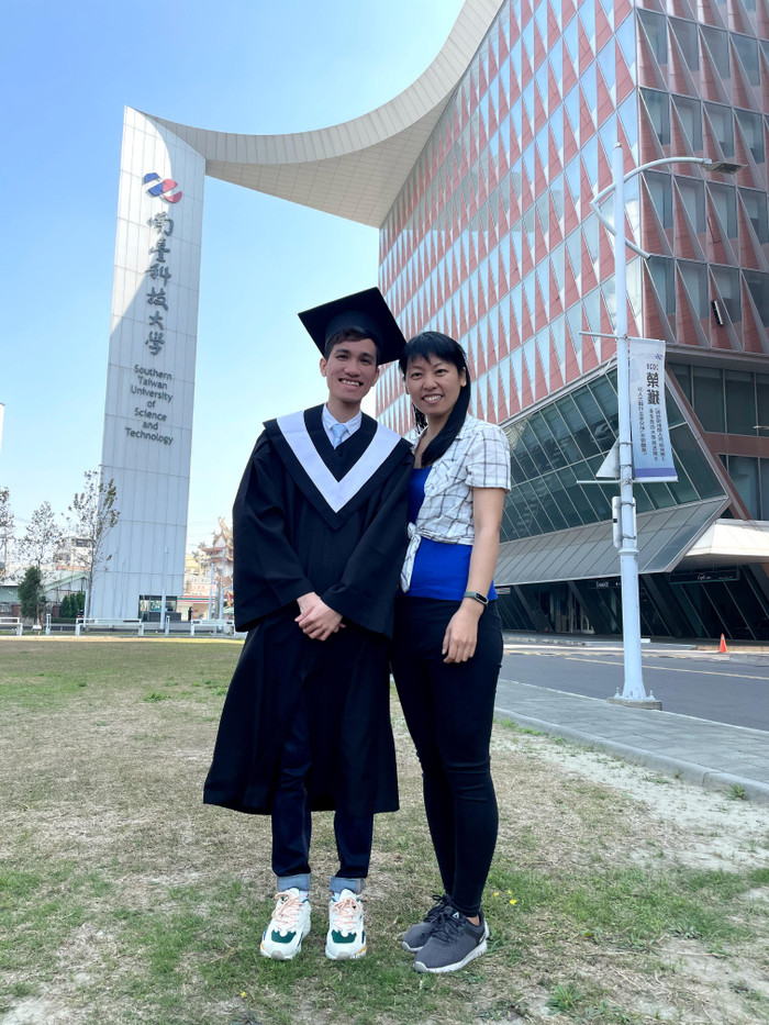 Hoàng Huy chụp ảnh lưu niệm cùng giảng viên dạy anh văn chuyên ngành trong ngày tốt nghiệp. Ảnh: Nhân vật cung cấp Hoàng Huy chụp ảnh lưu niệm cùng giảng viên dạy anh văn chuyên ngành trong ngày tốt nghiệp. Ảnh: Nhân vật cung cấp