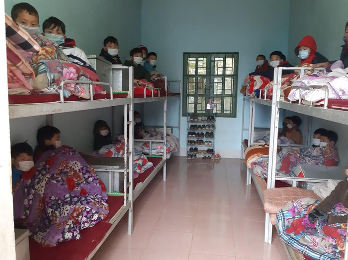 Học sinh nghỉ học, học sinh ở lại trường. Ảnh: Phòng Giáo dục và Đào tạo huyện Xín Mần cung cấp