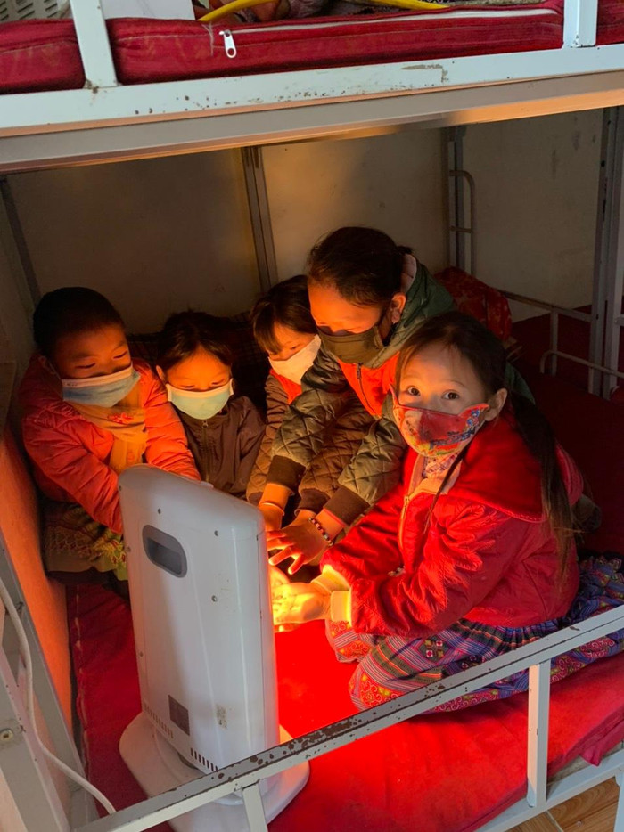 Trường tiểu học Bản Díu thực hiện tránh rét cho học sinh. Các trường tiểu học và trung học cơ sở có học sinh lưu trú vẫn thực hiện giữ học sinh tại trường, cho các em ôn tập tại phòng nhằm đảm bảo công tác chống dịch Covid-19. Đa số các đơn vị đã có máy sưởi từ đầu mùa đông hoặc từ năm trước. Do thời tiết bất lợi các trường chủ động bổ sung để đảm bảo cho học sinh. Ảnh: Phòng Giáo dục và Đào tạo huyện Xín Mần cung cấp