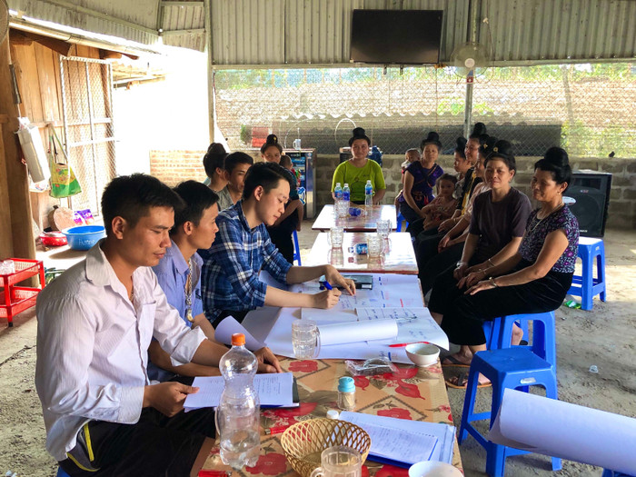 Phan Quốc Dũng trong lần họp với bà con trong bản để phỏng vấn và thu thập số liệu. Ảnh: Nhân vật cung cấp.