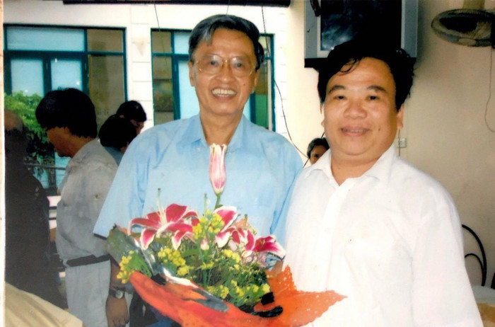 Giáo sư Lê Ngọc Lăng (áo xanh) nhận hoa do Phó Giáo sư Nguyễn Minh Mẫn tặng trong dịp sinh nhật lần thứ 64. Ảnh: Nhân vật cung cấp Giáo sư Lê Ngọc Lăng (áo xanh) nhận hoa do Phó Giáo sư Nguyễn Minh Mẫn tặng trong dịp sinh nhật lần thứ 64. Ảnh: Nhân vật cung cấp