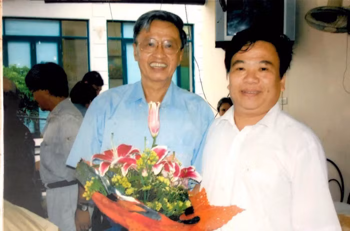 Giáo sư Lê Ngọc Lăng (áo xanh) nhận hoa do Phó Giáo sư Nguyễn Minh Mẫn tặng trong dịp sinh nhật lần thứ 64. Ảnh: Nhân vật cung cấp Giáo sư Lê Ngọc Lăng (áo xanh) nhận hoa do Phó Giáo sư Nguyễn Minh Mẫn tặng trong dịp sinh nhật lần thứ 64. Ảnh: Nhân vật cung cấp
