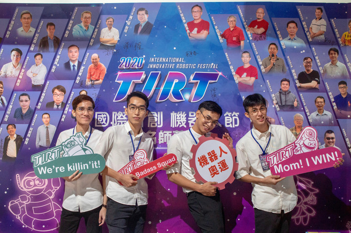 Hoàng Huy (thứ nhất, bên trái) chụp ảnh cùng các thành viên trong nhóm khi tham gia cuộc thi sáng tạo robot phục vụ cho việc phòng chống Covid-19 ở thành phố Đài Nam (Đài Loan). Ảnh: Nhân vật cung cấp Hoàng Huy (thứ nhất, bên trái) chụp ảnh cùng các thành viên trong nhóm khi tham gia cuộc thi sáng tạo robot phục vụ cho việc phòng chống Covid-19 ở thành phố Đài Nam (Đài Loan). Ảnh: Nhân vật cung cấp