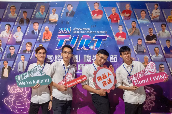 Hoàng Huy (thứ nhất, bên trái) chụp ảnh cùng các thành viên trong nhóm khi tham gia cuộc thi sáng tạo robot phục vụ cho việc phòng chống Covid-19 ở thành phố Đài Nam (Đài Loan). Ảnh: Nhân vật cung cấp