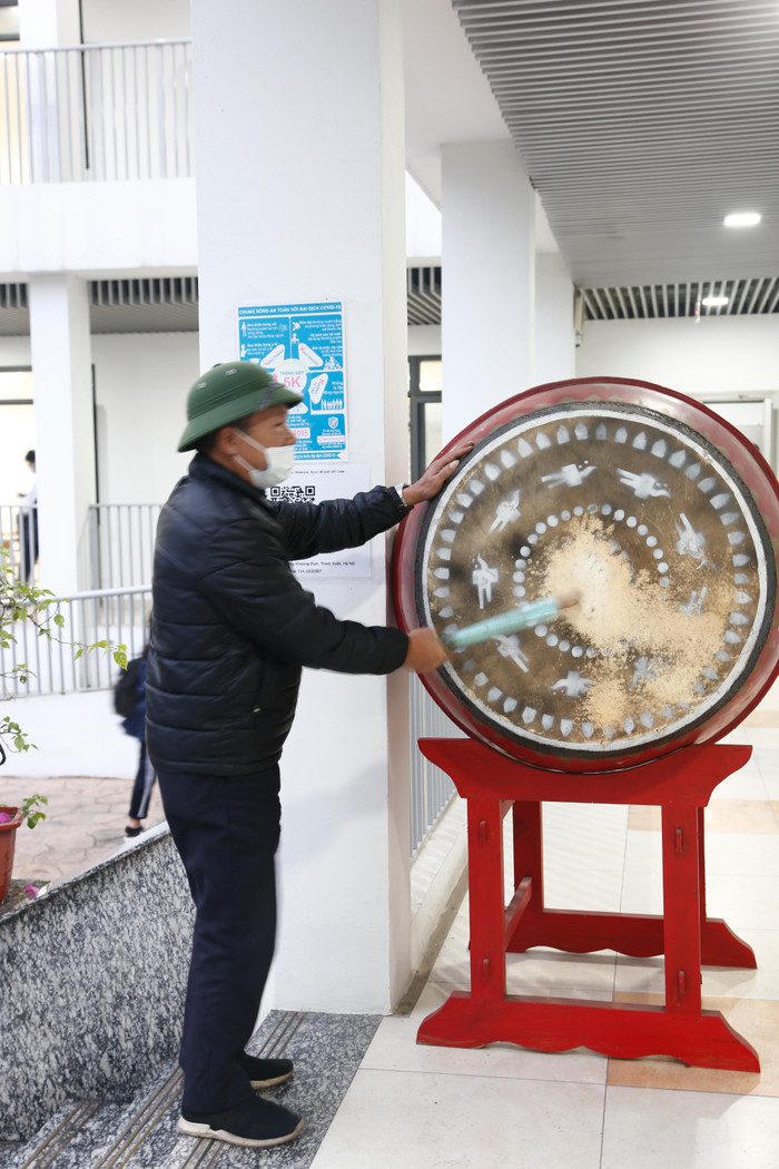Cán bộ, công nhân viên chức trong trường đánh trống báo hiệu cho học sinh vào lớp và ổn định vị trí. Ảnh: Nhật Tân Cán bộ, công nhân viên chức trong trường đánh trống báo hiệu cho học sinh vào lớp và ổn định vị trí. Ảnh: Nhật Tân