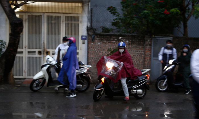 Khoảng 6 giờ 30 phút sáng, tại Trường Trung học phổ thông Khương Đình (quận Thanh Xuân, Hà Nội) nhiều em học sinh được phụ huynh đưa đến trước, một số khác các em di chuyển bằng phương tiện cá nhân. Ảnh: Nhật Tân Khoảng 6 giờ 30 phút sáng, tại Trường Trung học phổ thông Khương Đình (quận Thanh Xuân, Hà Nội) nhiều em học sinh được phụ huynh đưa đến trước, một số khác các em di chuyển bằng phương tiện cá nhân. Ảnh: Nhật Tân