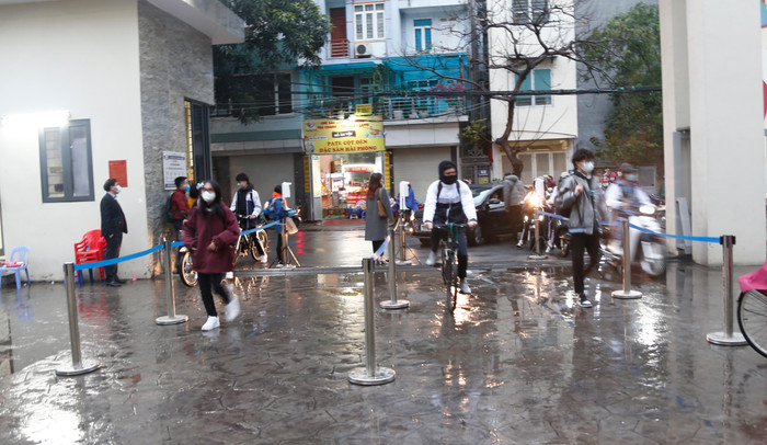 Các thầy cô Trường Trung học phổ thông Khương Đình chia đường đi thành các làn để đo thân nhiệt cho học sinh và thực hiện khoảng cách an toàn. Ảnh: Nhật Tân Các thầy cô Trường Trung học phổ thông Khương Đình chia đường đi thành các làn để đo thân nhiệt cho học sinh và thực hiện khoảng cách an toàn. Ảnh: Nhật Tân