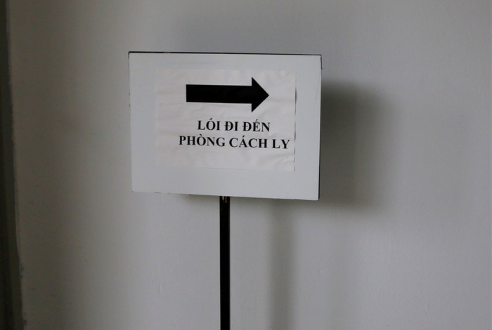 Tại mỗi tầng, Trường Trung học phổ thông dành một phòng học để cách ly những em nghi nhiễm Covid-19. Ảnh: Nhật Tân Tại mỗi tầng, Trường Trung học phổ thông dành một phòng học để cách ly những em nghi nhiễm Covid-19. Ảnh: Nhật Tân