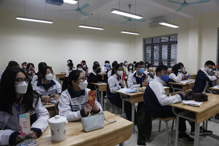 Giáo viên ở một lớp học tại Trường Trung học phổ thông Khương Đình lì xì cho các em học sinh. Ảnh: Nhật Tân Giáo viên ở một lớp học tại Trường Trung học phổ thông Khương Đình lì xì cho các em học sinh. Ảnh: Nhật Tân