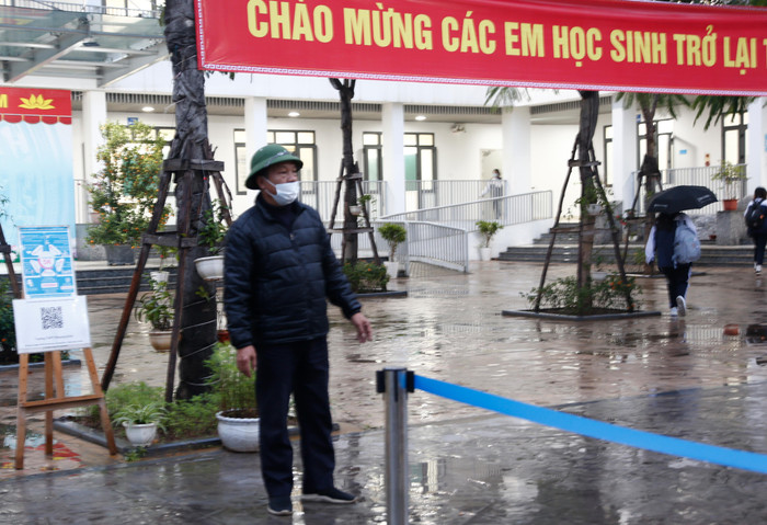 Cán bộ, công nhân viên chức của trường chỉ dẫn học sinh để xe. Với các em học sinh lớp 10 đây là ngày đầu tiên các em đến trường trung học phổ thông để học tập. Ảnh: Nhật Tân Cán bộ, công nhân viên chức của trường chỉ dẫn học sinh để xe. Với các em học sinh lớp 10 đây là ngày đầu tiên các em đến trường trung học phổ thông để học tập. Ảnh: Nhật Tân