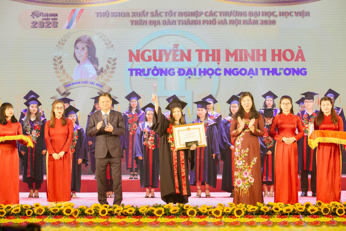 Minh Hòa trong Lễ tuyên dương thủ khoa xuất sắc tốt nghiệp các trường đại học, học viện trên địa bàn thành phố Hà Nội năm 2020. Ảnh: Nhân vật cung cấp Minh Hòa trong Lễ tuyên dương thủ khoa xuất sắc tốt nghiệp các trường đại học, học viện trên địa bàn thành phố Hà Nội năm 2020. Ảnh: Nhân vật cung cấp