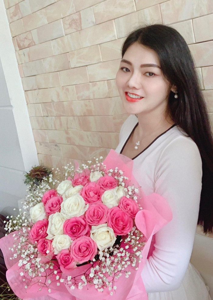 Cô Nguyễn Kim Hương nhiều năm liền kêu gọi các nhà hảo tâm ủng hộ học sinh có hoàn cảnh khó khăn. Ảnh: Nhân vật cung cấp Cô Nguyễn Kim Hương nhiều năm liền kêu gọi các nhà hảo tâm ủng hộ học sinh có hoàn cảnh khó khăn. Ảnh: Nhân vật cung cấp